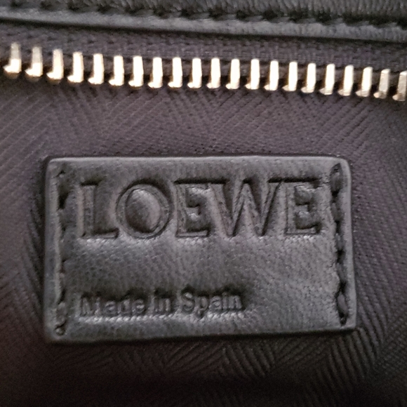 📣Loewe 🚨PRICE DROP🚨 RARE Black Bolso Triangle📣 - Picture 6 of 13